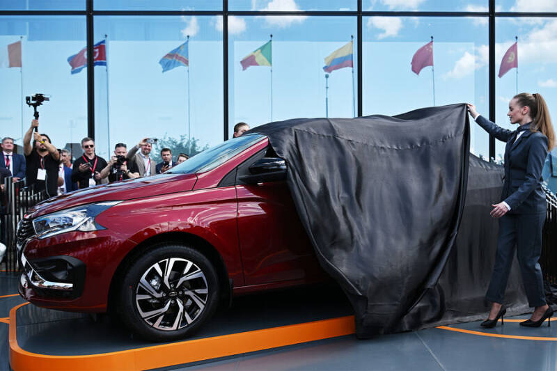 Lada Iskra после премьеры на ПМЭФ поступит в продажу весной 2025 года 