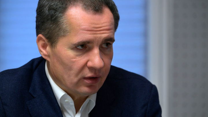 Гладков: при атаке дронов на Грайворон повреждены несколько машин и здание