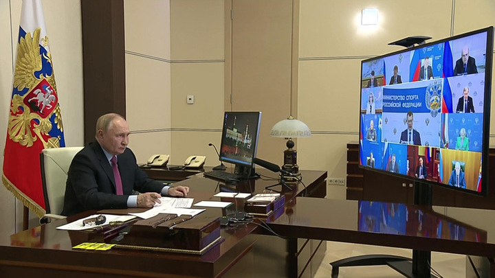 Путин попросил Дегтярева не затягивать с выплатами призерам Игр БРИКС