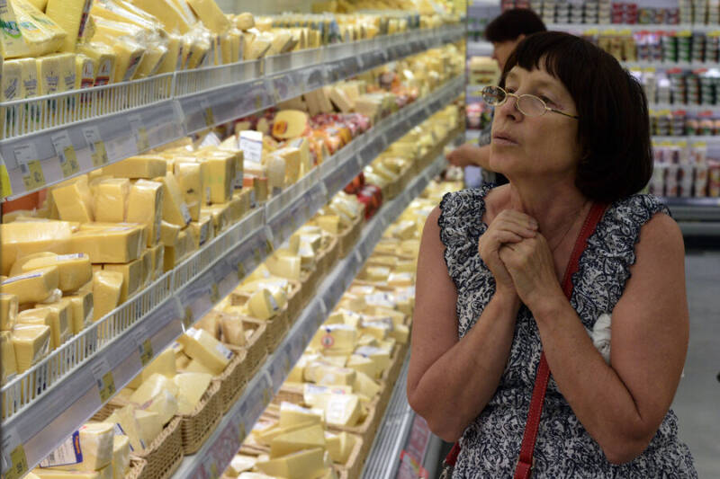 Десять лет назад в России было введено эмбарго на сыры и мясо из Европы 